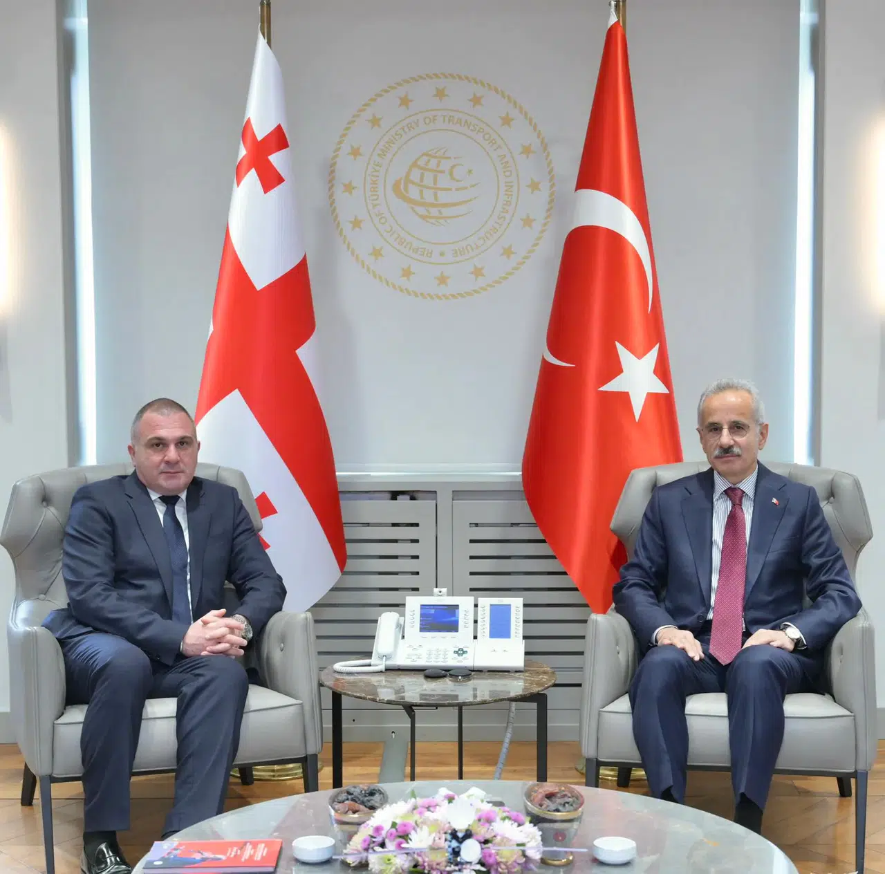Bakan Uraloğlu, Gürcistanlı mevkidaşıyla kazaya ilişkin taziye görüşmesi yaptı