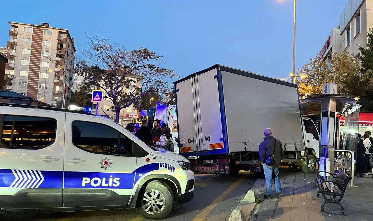 Ataşehir’de korku dolu anlar: Kontrolden çıkan kamyon dehşet saçtı!