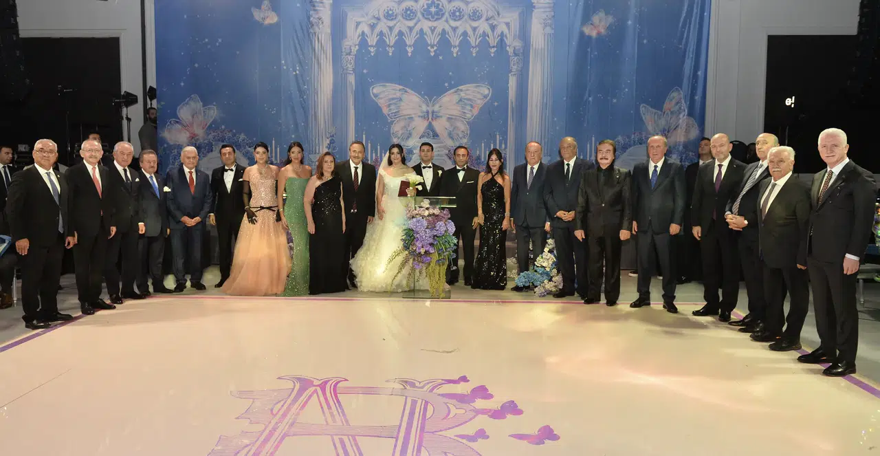 Siyaset, sanat ve iş dünyası aynı karede! Çırağan’da tarihi düğün