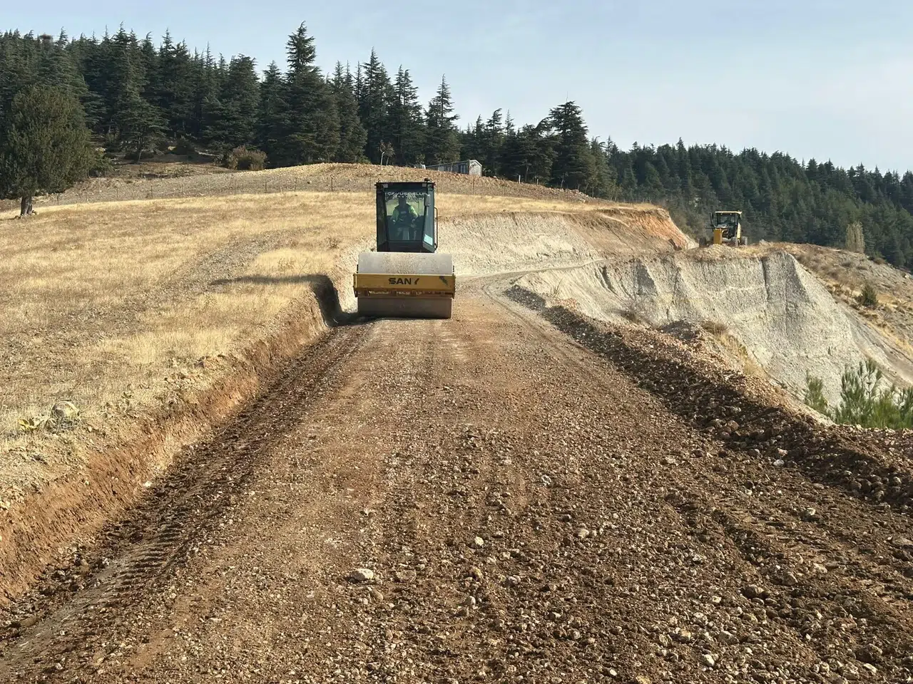 Kazanlıpınar’da sathi kaplama öncesi zemin güçlendirme sürüyor