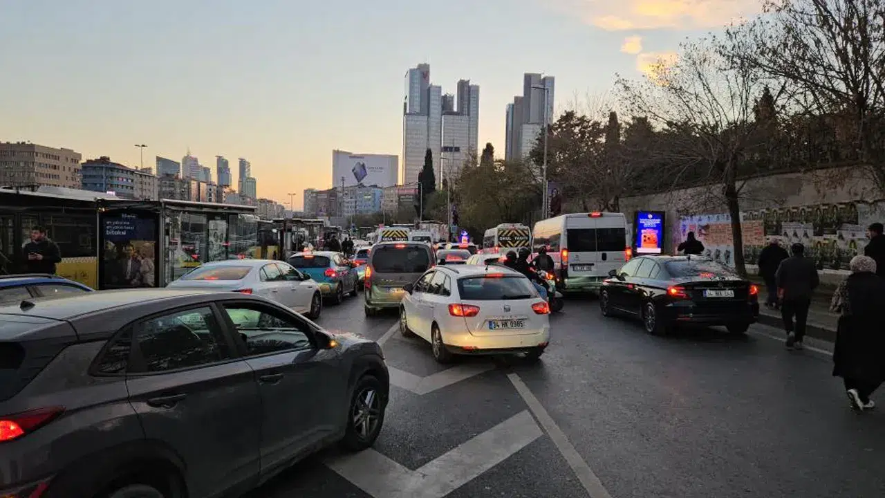 Okul zili çaldı... İstanbul’da yol çilesi başladı! O anlar kamerada