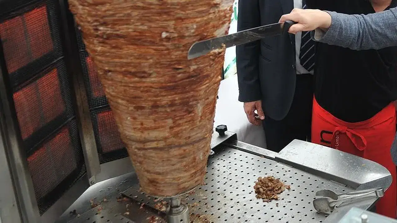 Gıda terörü yine sahnede! Tavuk döner yedikten sonra az kalsın gözünden oluyordu