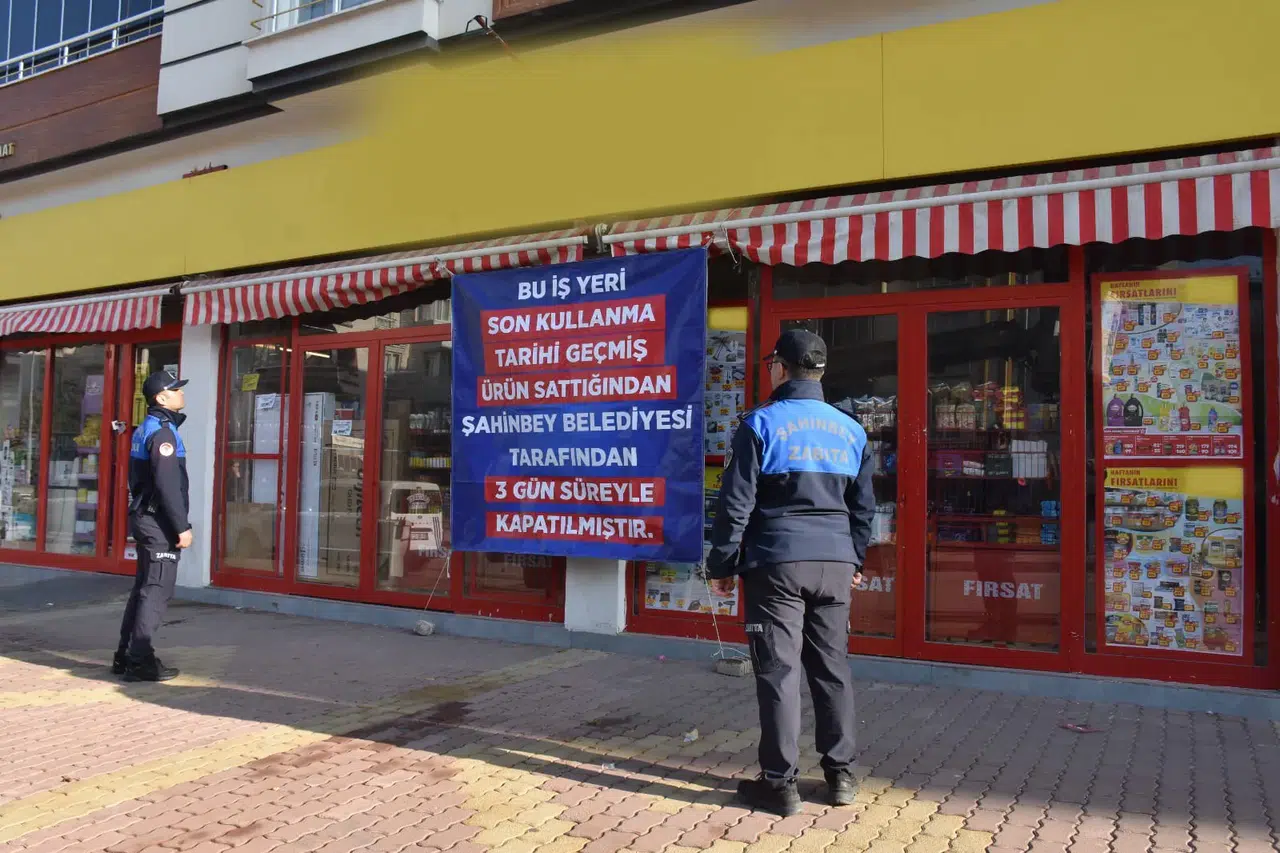 Şahinbey Belediyesi, tarihi geçmiş ürün satan iki marketi kapattı