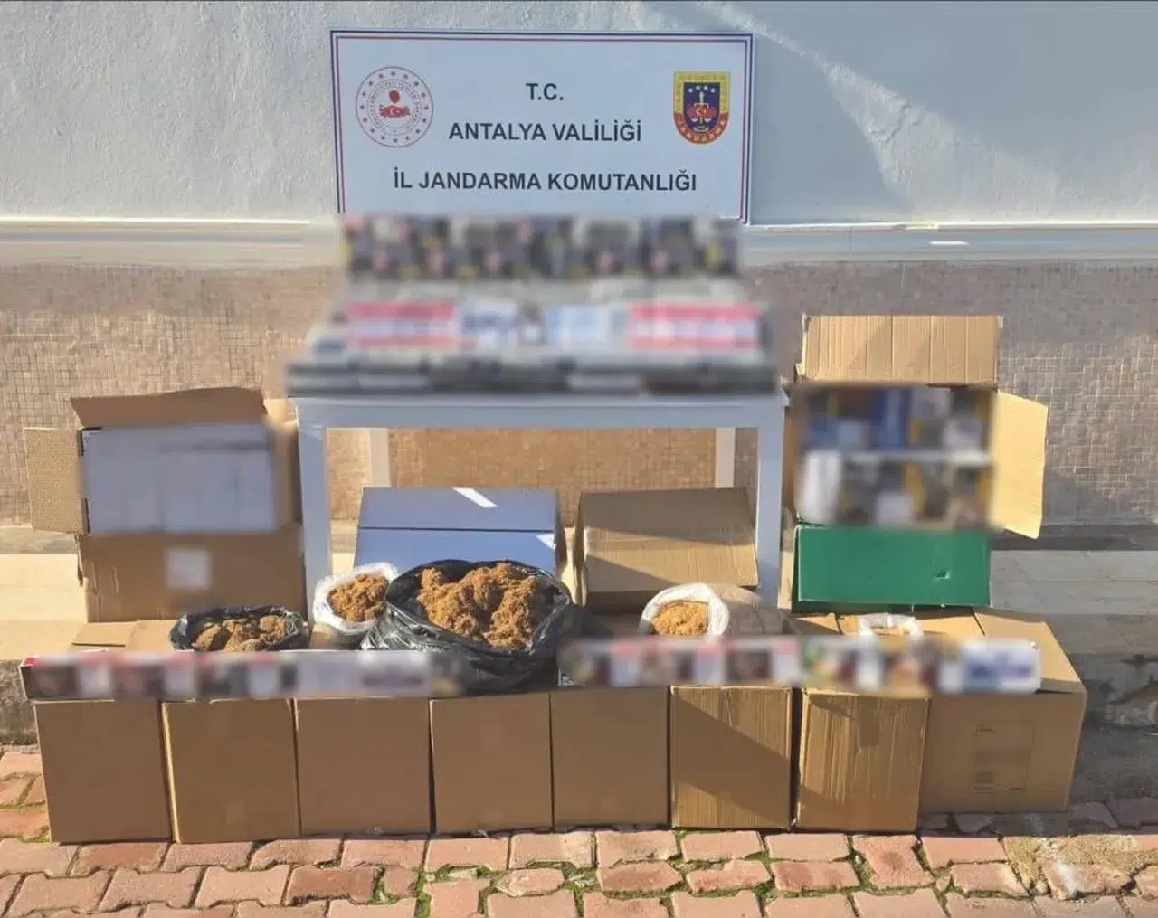 Gizli depoya baskın...Kaçak sigara ve makaronla dolup taştı!