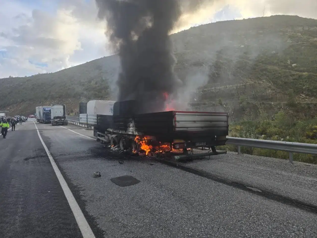 Karayolda dehşet! Tır dorsesi alev topuna döndü