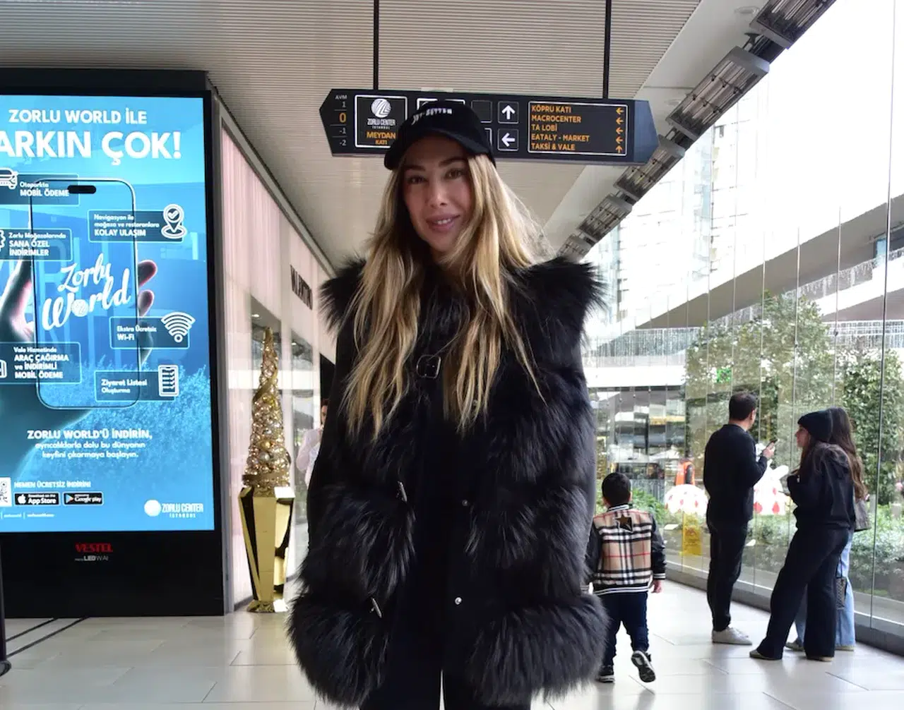 Şeyma Subaşı yılbaşı festivalinde görüntülendi! Neşeli halleri dikkat çekti