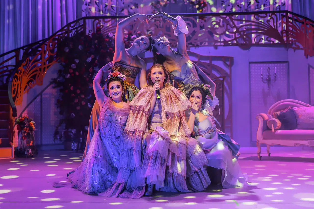 AKM’de yılın en enerjik tiyatro gecesi başlıyor!