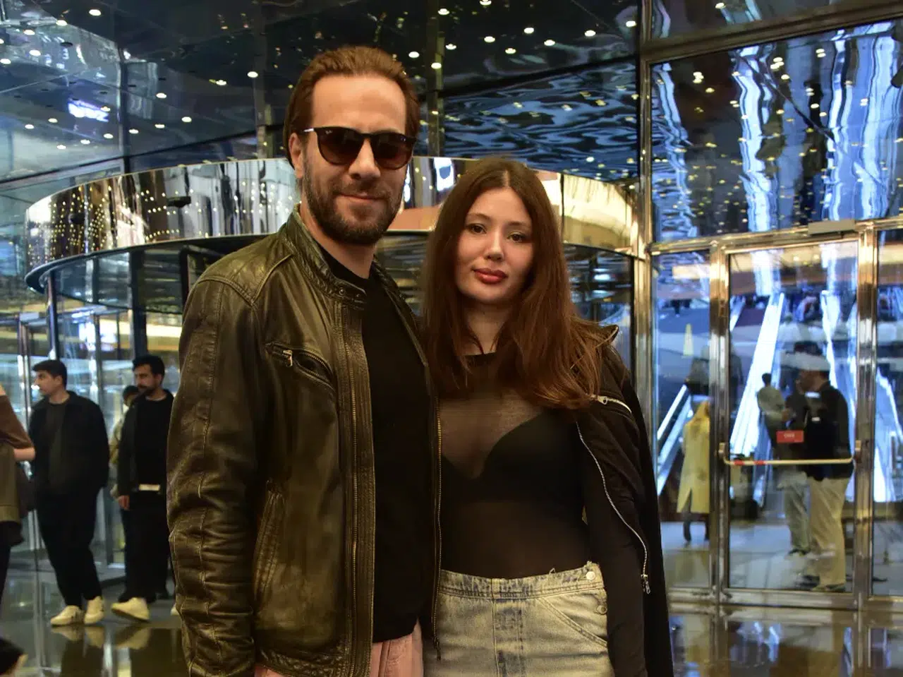 Kaan Taşaner ve Seray Dura yeni lezzet peşinde! AVM turlarında yakalandılar