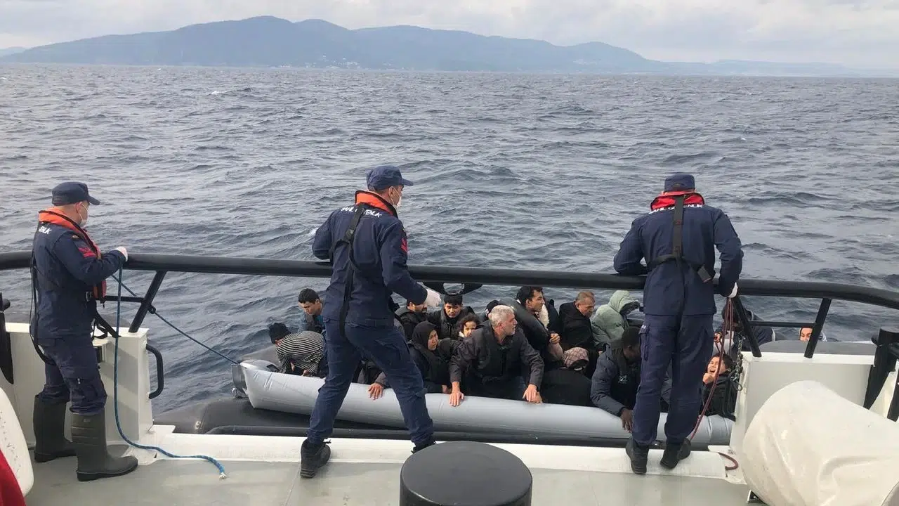 İzmir’de nefes kesen operasyon: Onlarca göçmen son anda kurtarıldı!