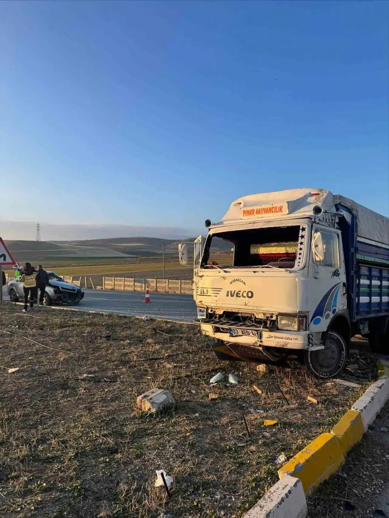 Trafik kabusu! Kamyonet ile otomobil kafa kafaya...