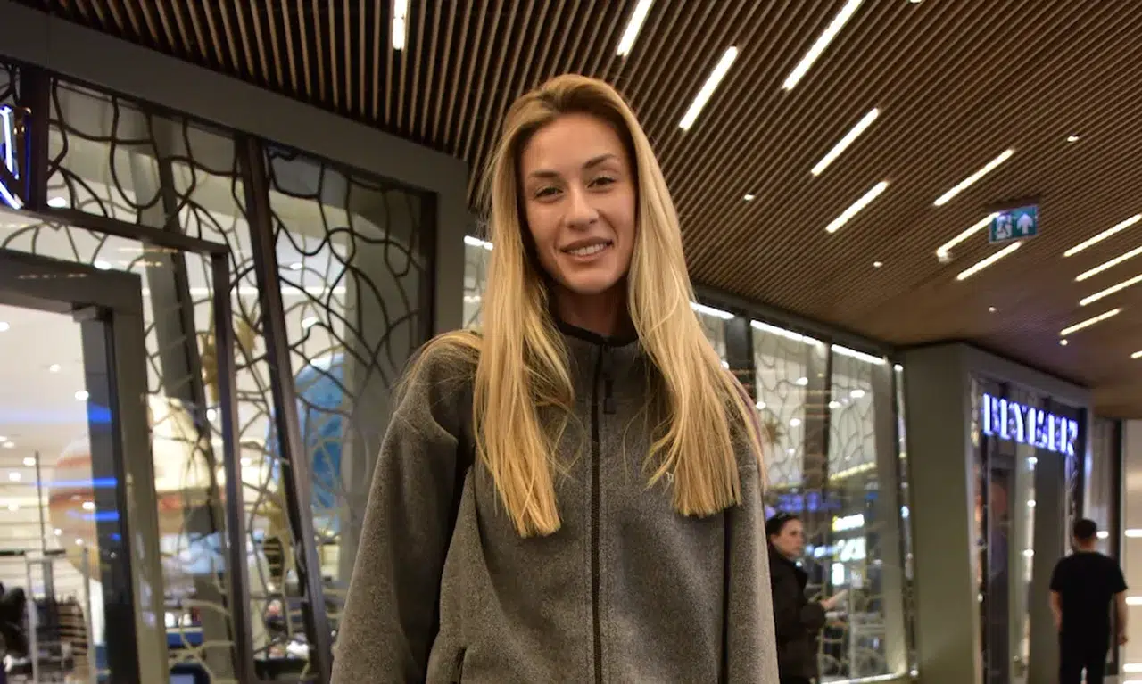 Makyajsız güzelliğiyle dikkat çekti: Ayça Çağla Altunkaya alışverişte