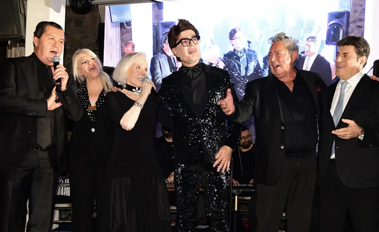 Çocuklar için söylediler! O gecenin geliri minikleri sevindirdi