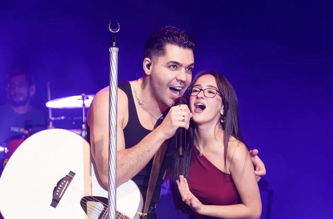 Emir Can İğrek’ten sahnede duygulandıran an