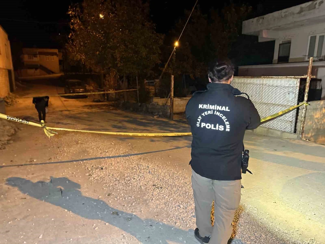 Kavgayı ayırmak istedi, kurşunların hedefi oldu!