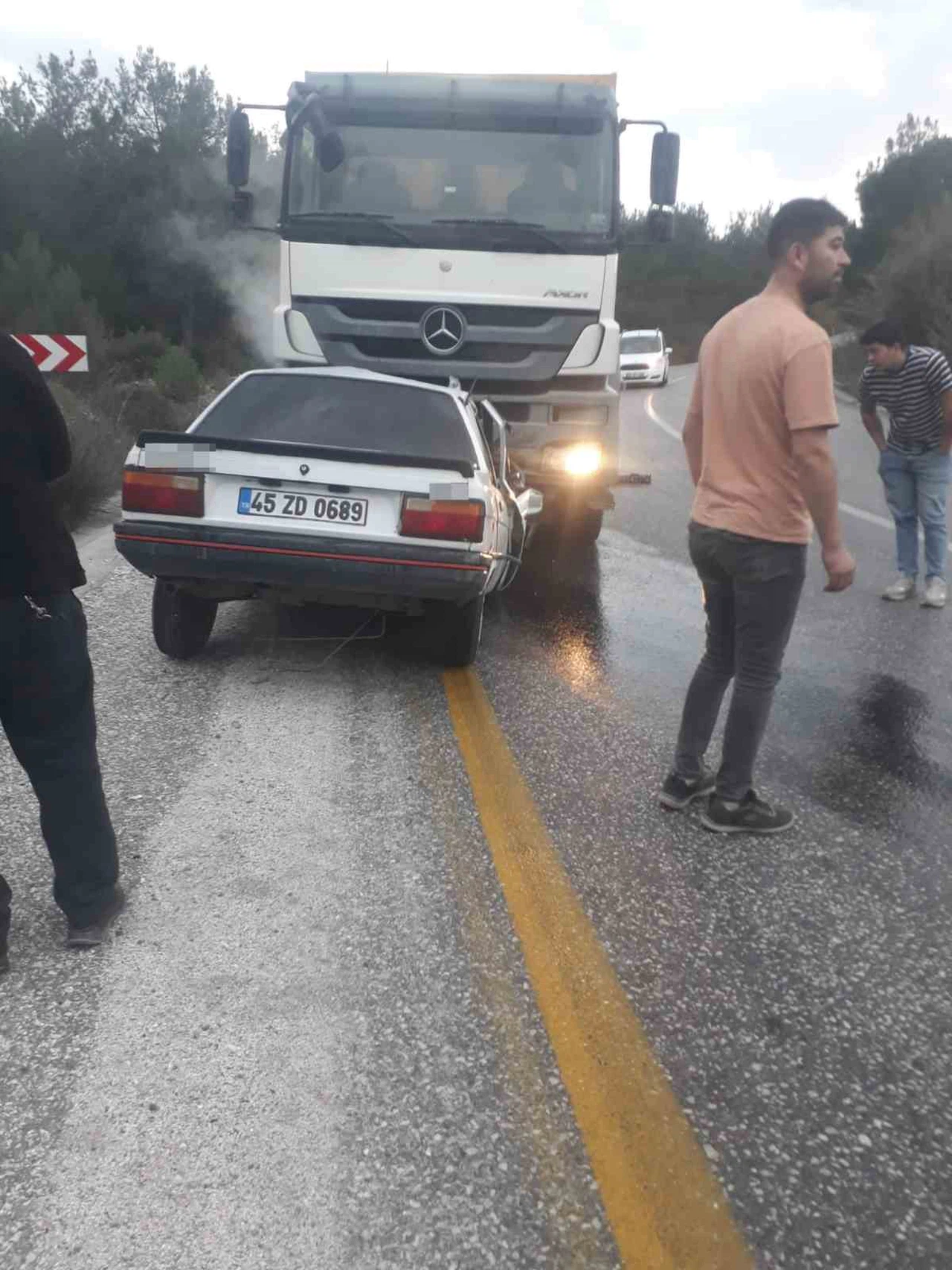 Akhisar’da kamyon ile otomobil kafa kafaya çarpıştı: 1 ölü, 1 yaralı
