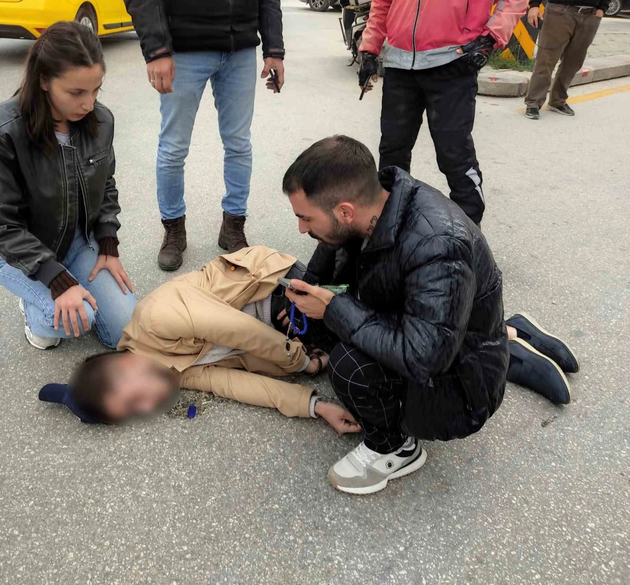 Yolun ortasında bir anda yere düştü! O anlar panik yarattı