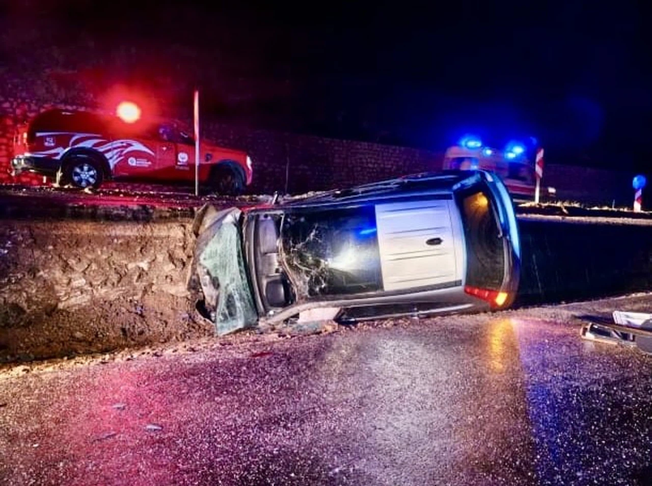 Virajda savruldu, yan yattı: Antalya’da gece yarısı dehşeti!