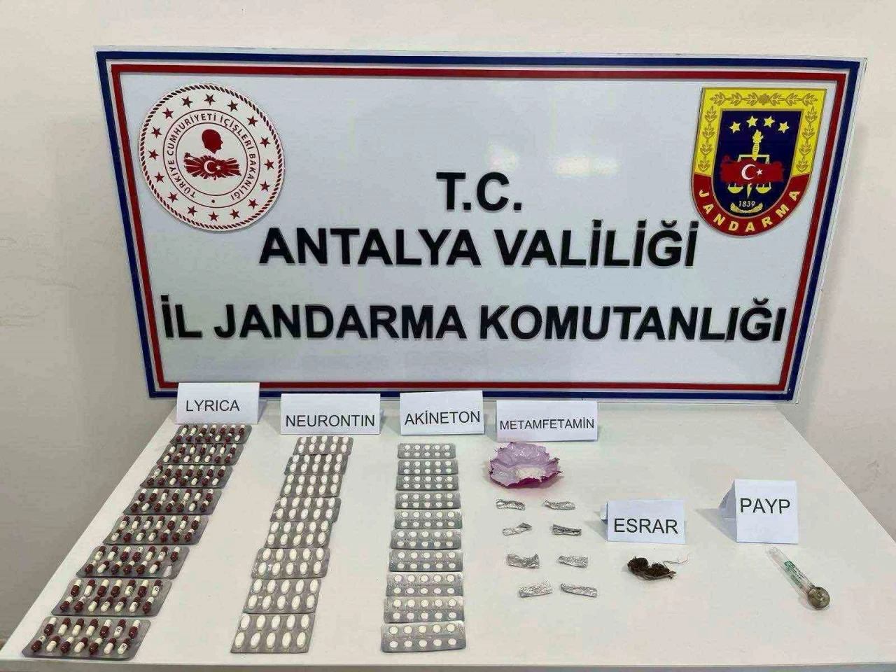 Metamfetamin, sentetik hap ve daha fazlası... Antalya’da zehir yuvasına baskın!