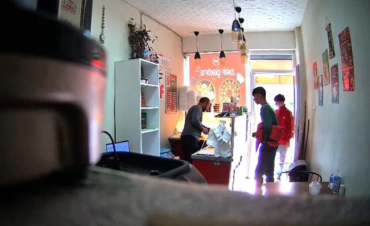 Dürüm sipariş edip, tatlı yediler... Dolandırıcılar güvenlik kamerasına yakalandı!