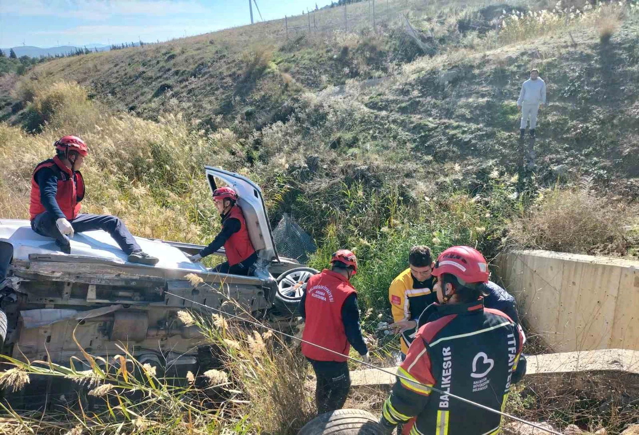Balıkesir'de şarampolle dans: Otoyolda bir anda tersine döndü!