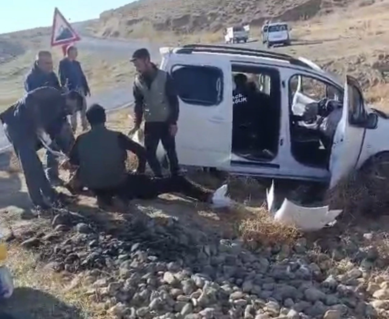 Şarampole yuvarlanan araç yürekleri ağza getirdi!