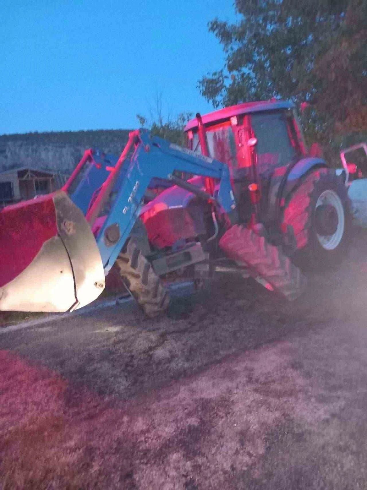 Tarla yolundan çıkan traktör minibüse çarptı: Feci kaza kamerada!