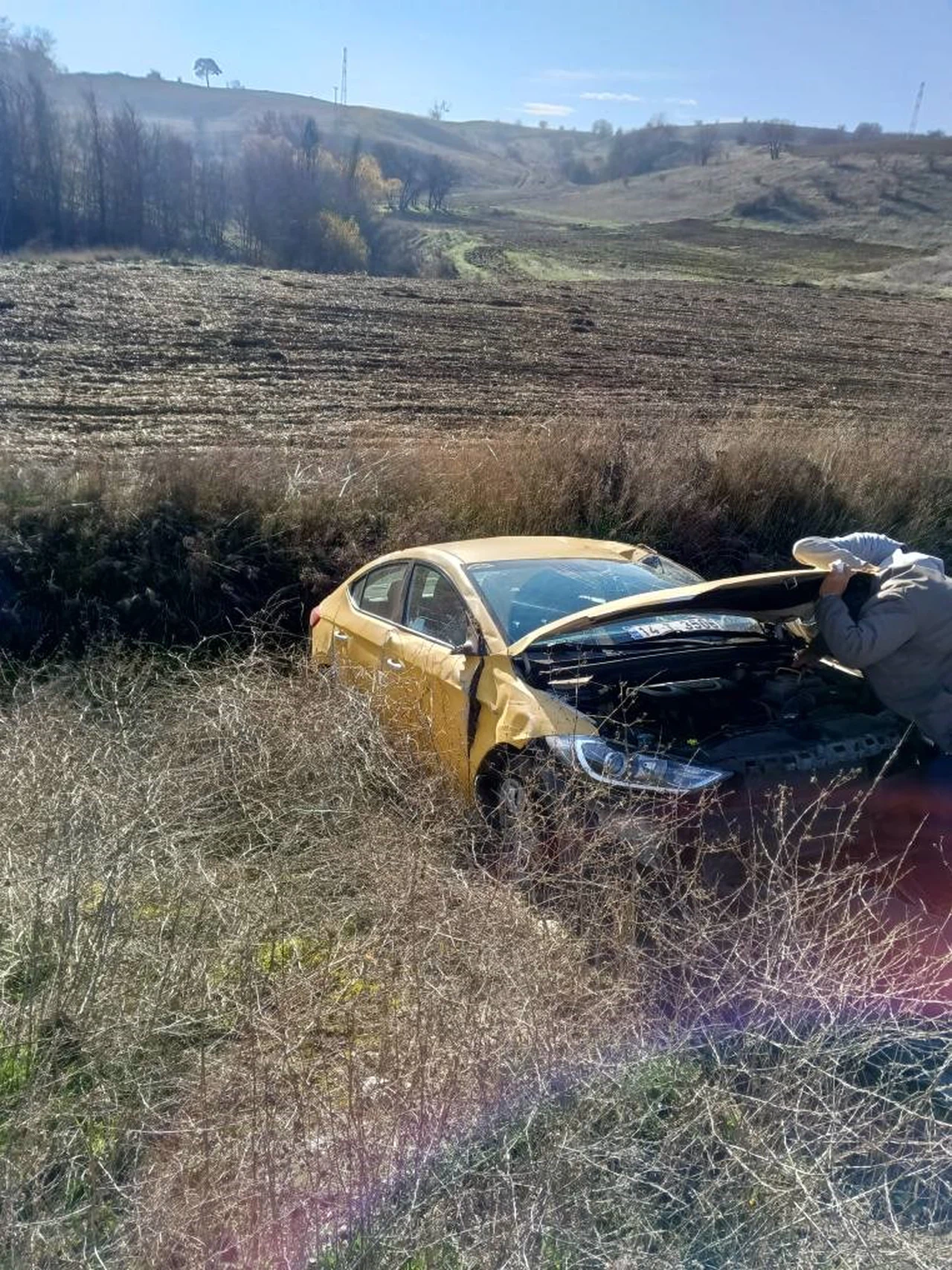 Araç tarlaya çakıldı... O görüntülerden sağ çıkması mucize!
