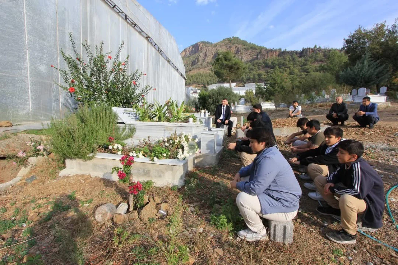 Öğretmenler Gününde vefa geleneği yaşatıldı... Eğitim camiası öğretmenlerini mezar başında andı