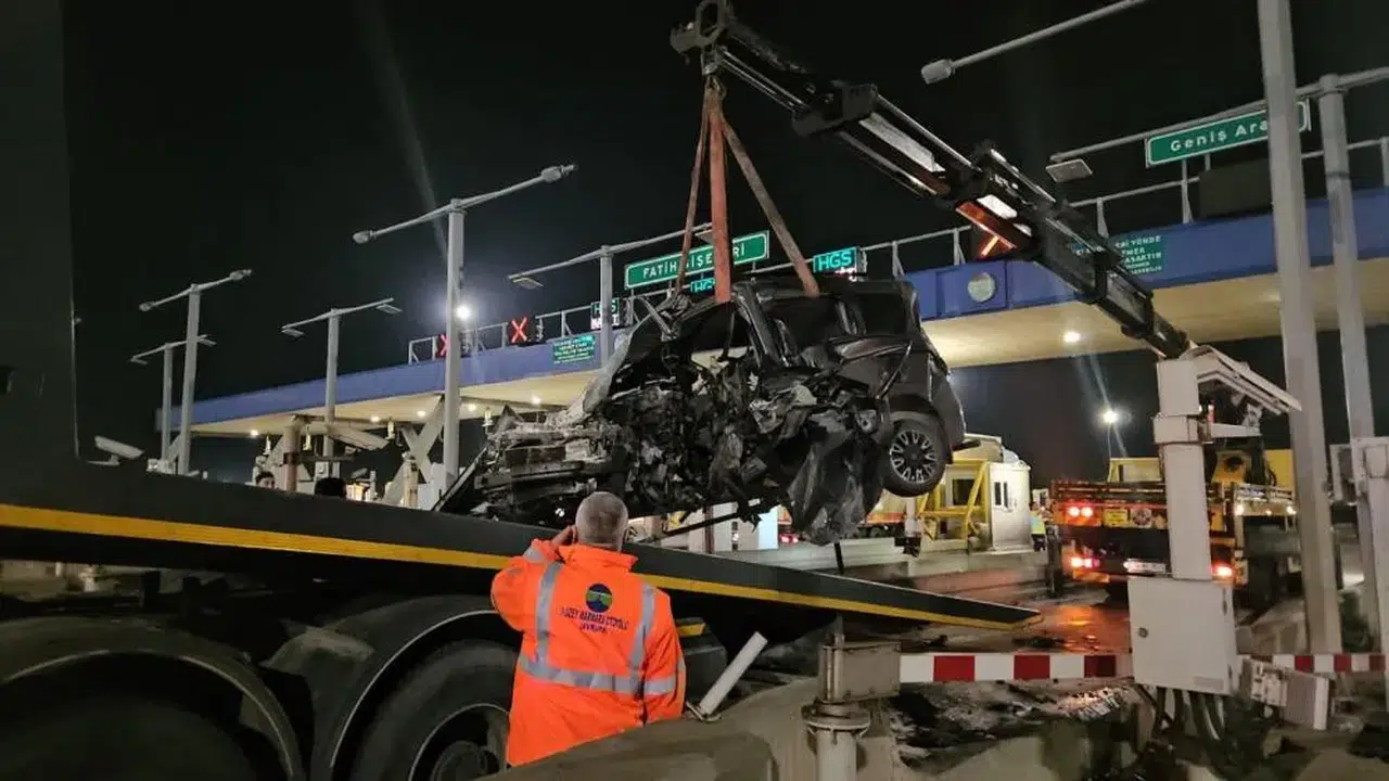 Korkunç kaza... Gişelere çarpan otomobilde sürücü sıkıştı!