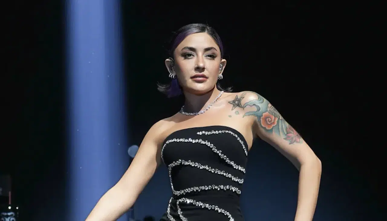 Yeni yaş, yeni single, yeni hayat! Melek Mosso sahnede doğum gününü kutladı