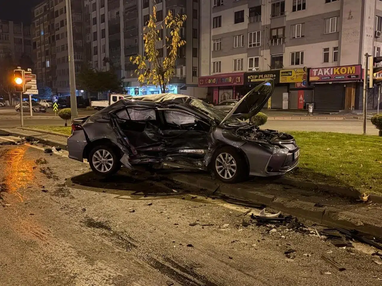 Sivas Bulvarı’nda feci kaza! Araç refüje fırladı