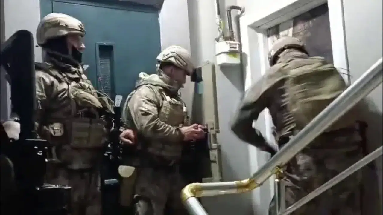 Sokak satıcılarına şafak operasyonu: Torbacılar kıskıvrak yakalandı!