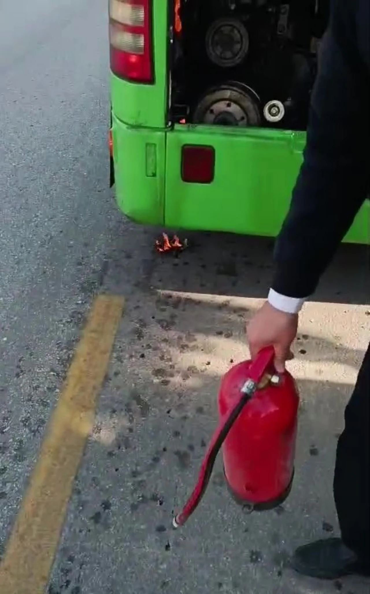 Yolcu dolu otobüste yangın paniği... Tüp çalışmadı!