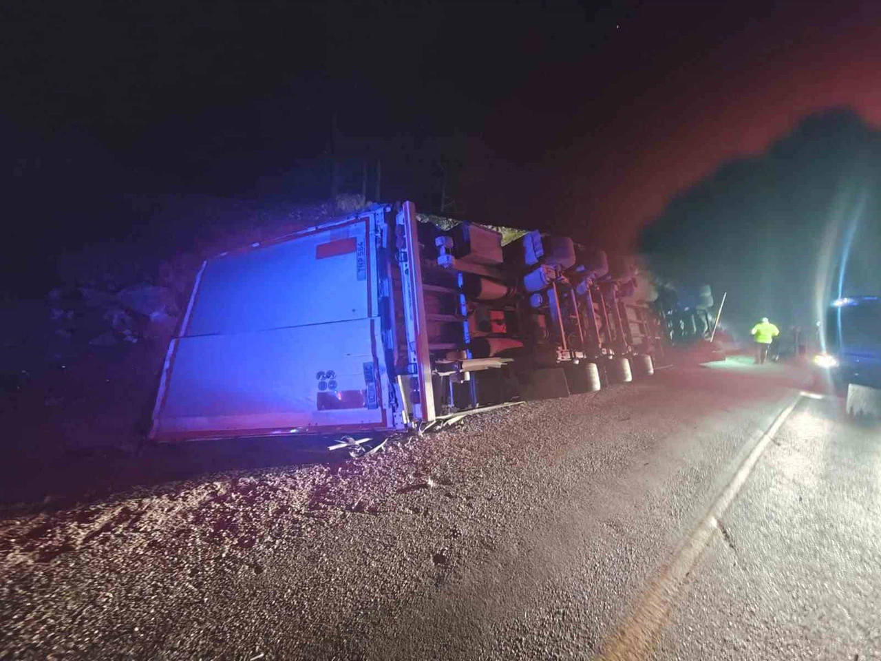 Tır devrildi, ortalık savaş alanına döndü: Mersin dağ yolunda dehşet gecesi!