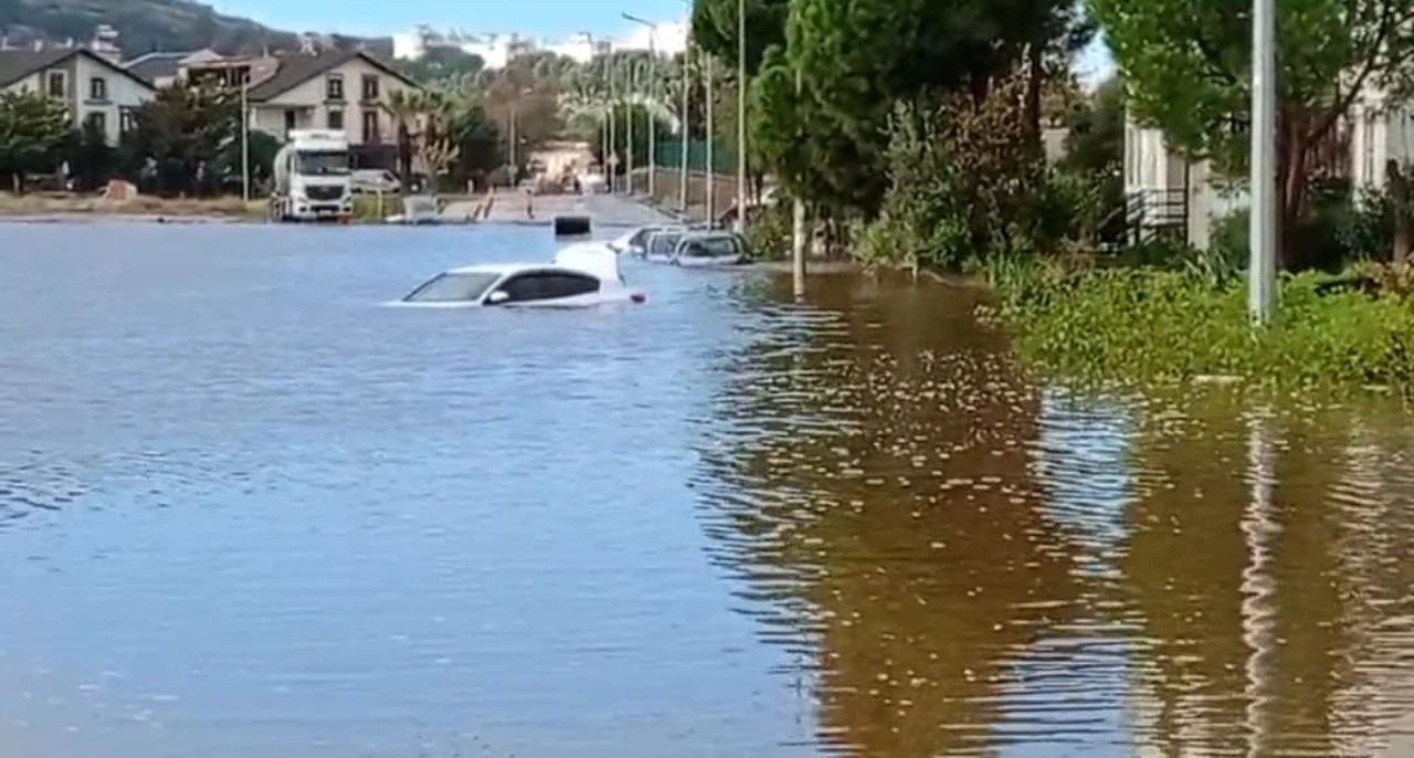 Şiddetli yağış İzmir’i vurdu: Araçlar sulara gömüldü