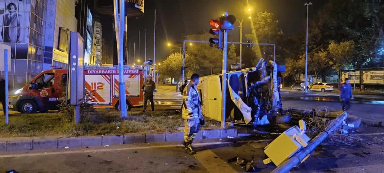 Kavşakta korkunç kaza... Minibüs fren tanımadı!