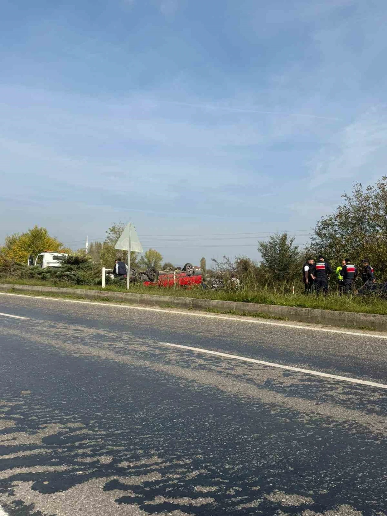 Direksiyon hakimiyeti gitti, otomobil taklalarla durdu!