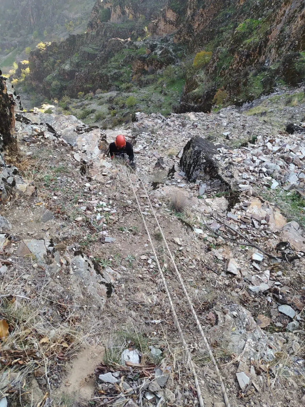 Sarp kayalıklarda sıkışan keçiler için zorlu itfaiye müdahalesi sonuç verdi!