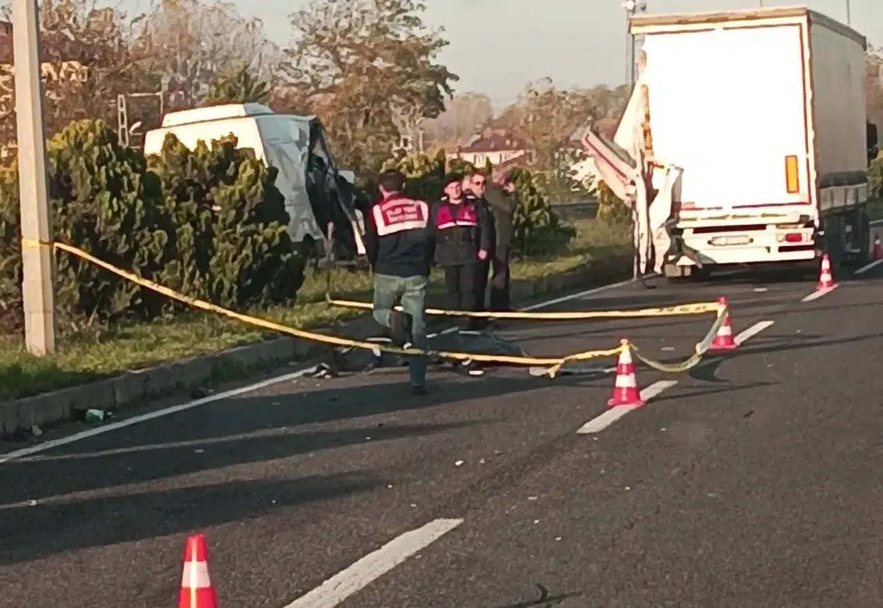 Minibüs tıra saplandı: Samsun'da feci kaza!