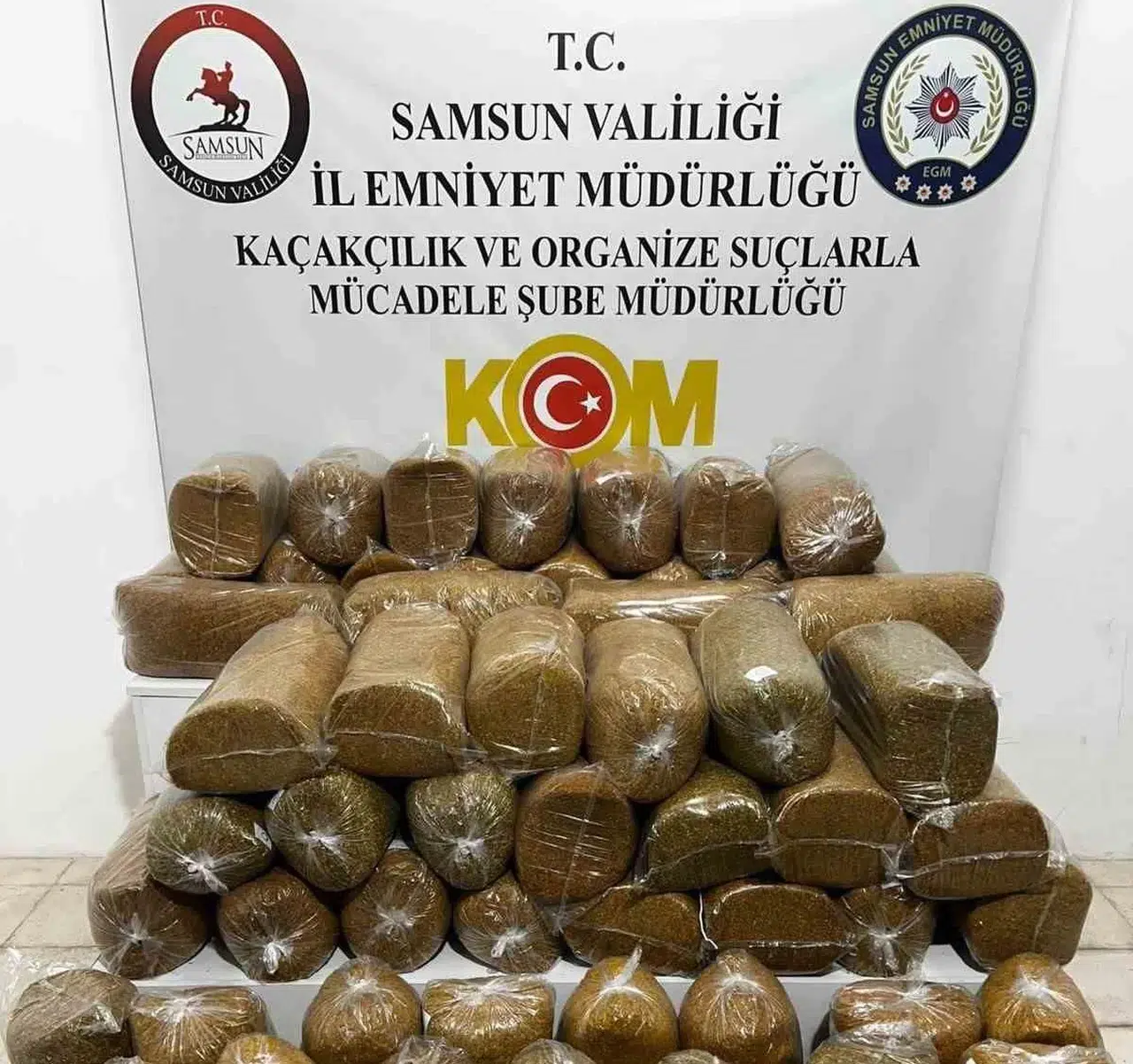 Kaçak tütünü minibüse gizlediler, polis takibinden kurtulamadılar!