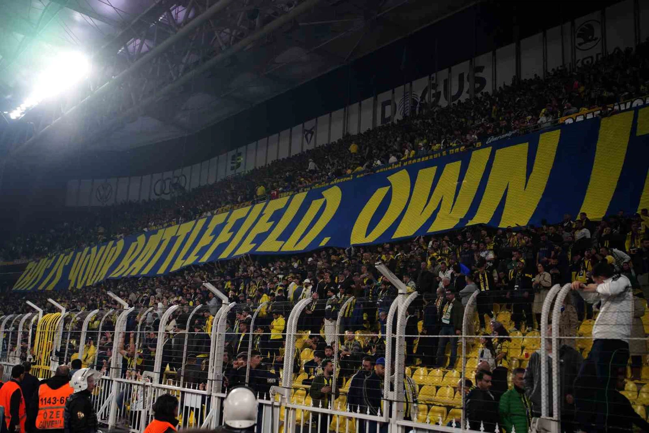 Fenerbahçe - Ferencvaros maçı sonrası açılan o pankart ortalığı karıştırdı!