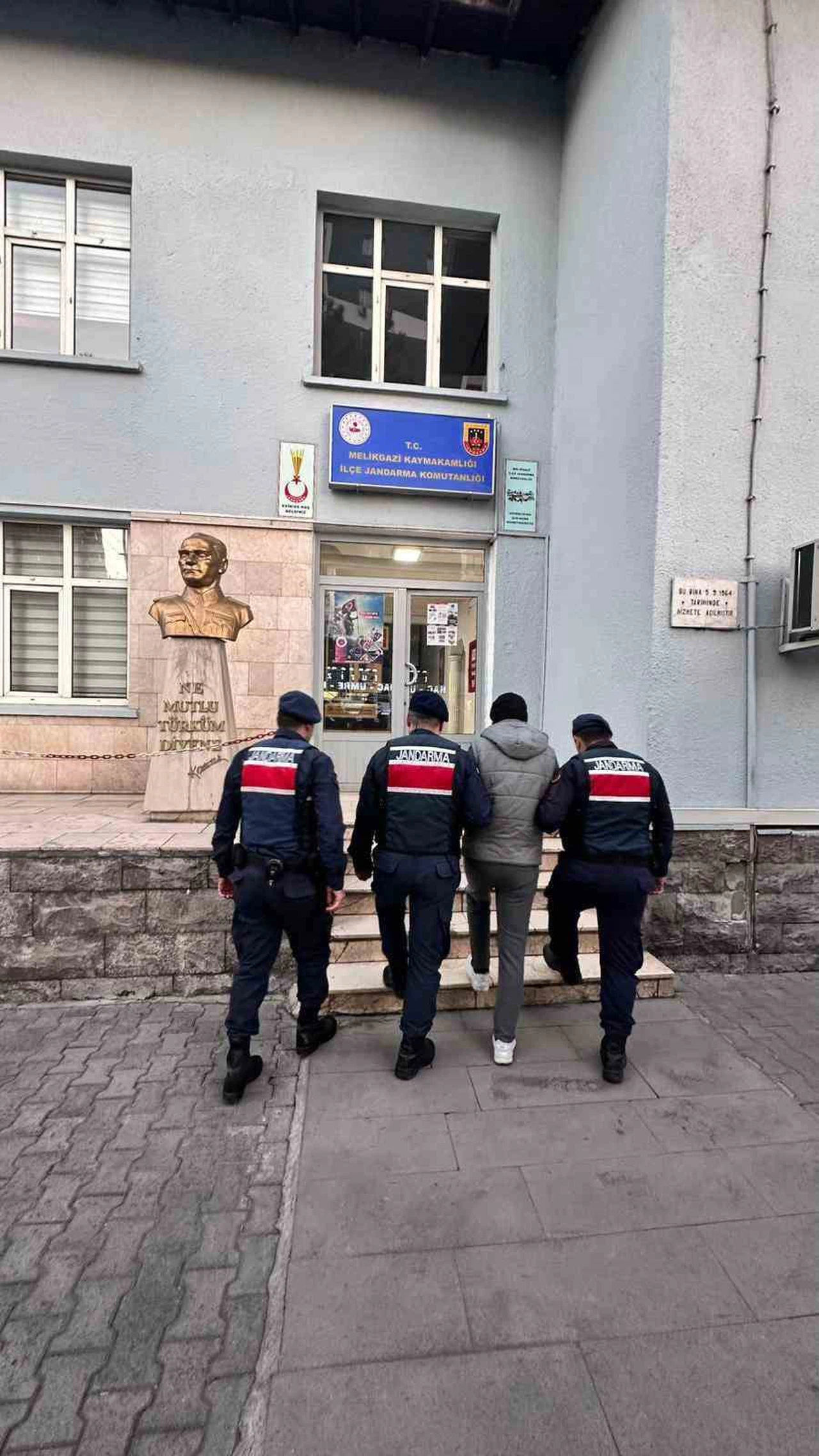 Kaçış planı boşa çıktı: Aranan şahıs evinde yakalandı