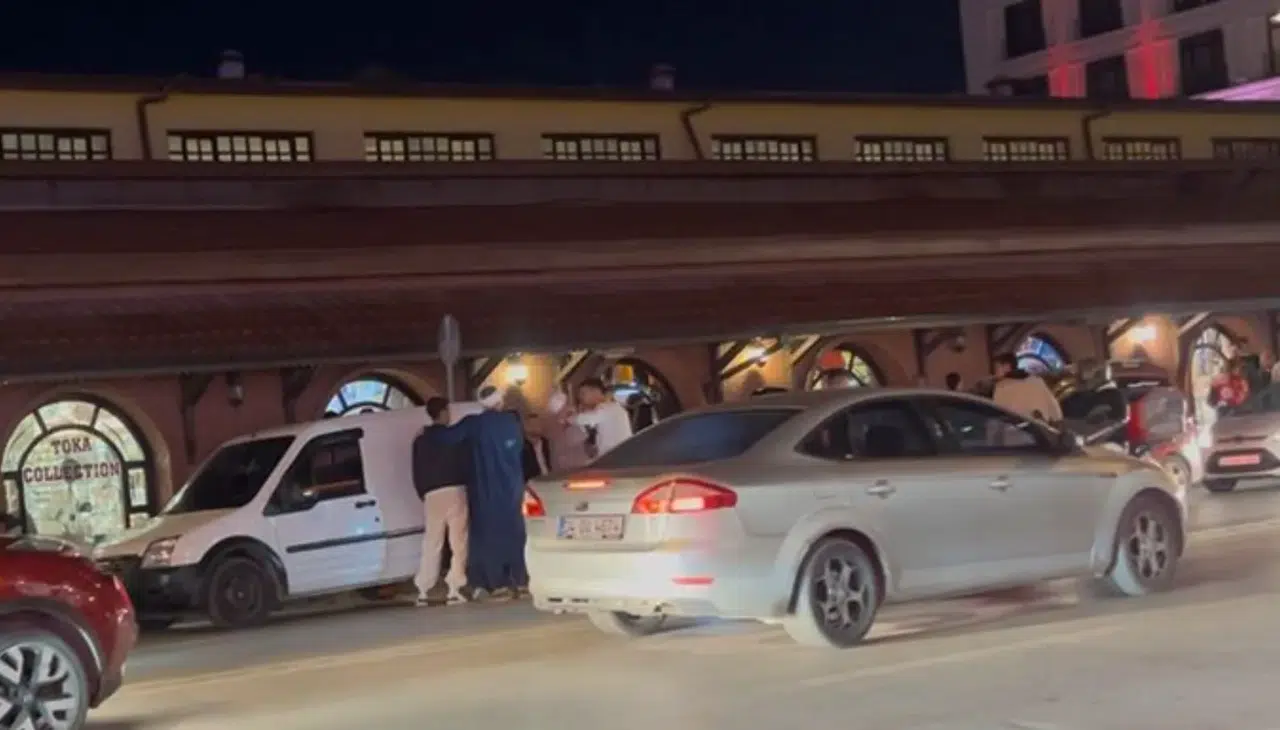 Çarpışmadan tehditlere...Trafik kazası kısa sürede gerilime dönüştü!