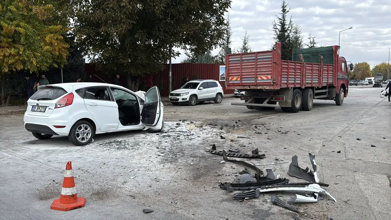 Odunpazarı’nda akılalmaz kaza! Savrulan otomobil kamyonla çarpıştı