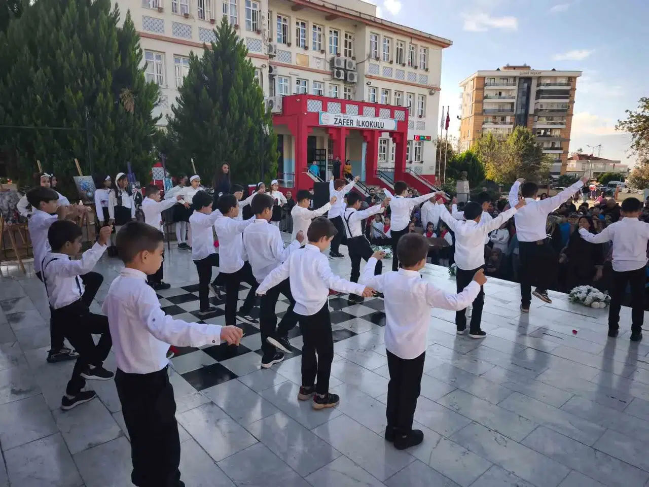 Nazilli’de 24 Kasım rüzgârı: Okul bahçesinde coşkulu kutlama!