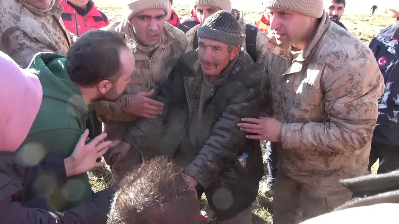 Erzurum'da kayıp çoban, omuzlarda taşınan umut oldu! Jandarma eli hayat kurtardı