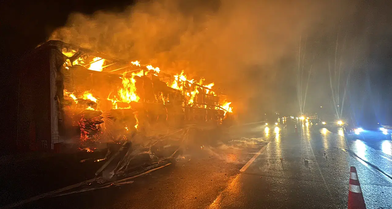 Seyir halindeki tır yandı, polis zamanla yarıştı: Samsun'da korkutan olay!