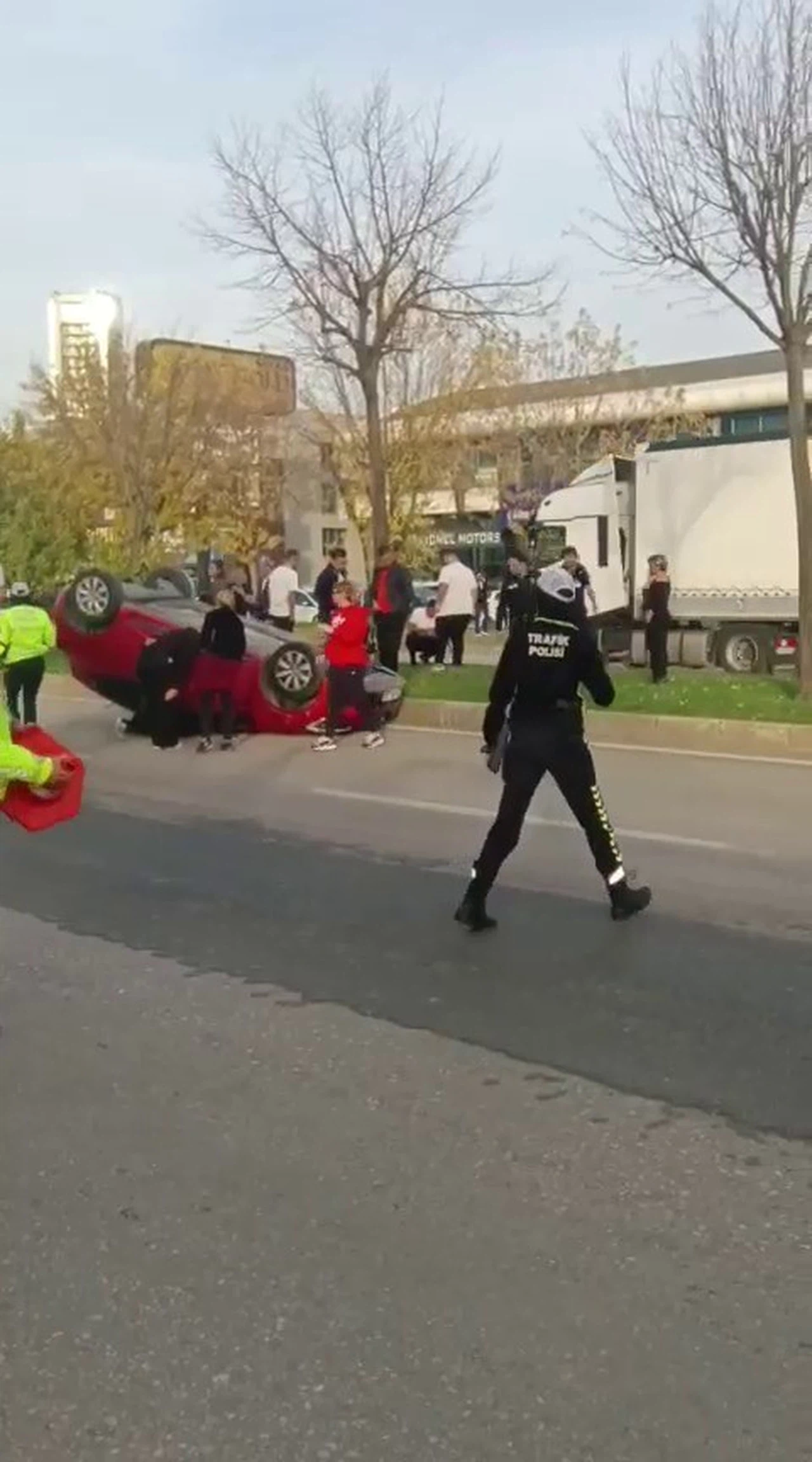 Bursa'da feci kaza: Sürücü takla atan araca sıkıştı!