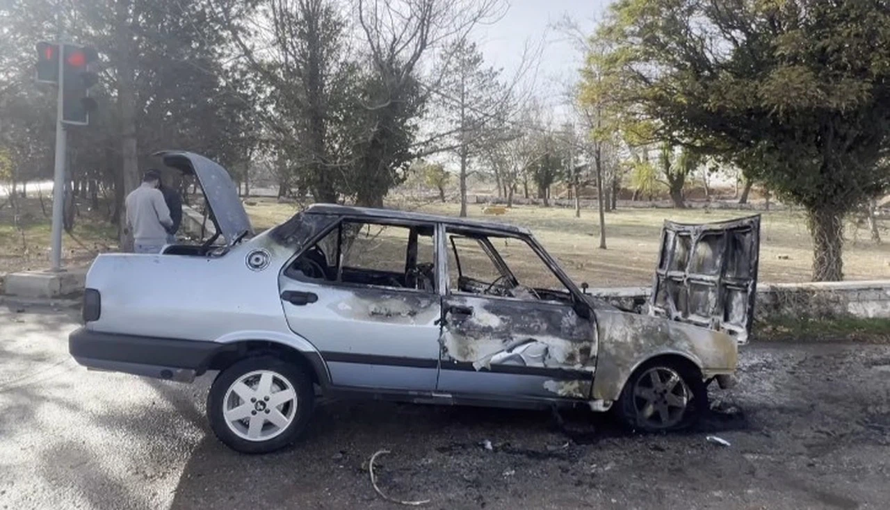 Işıkta durdu, dakikalar aleve dönüştü: Kırşehir'de yol ortasında panik!