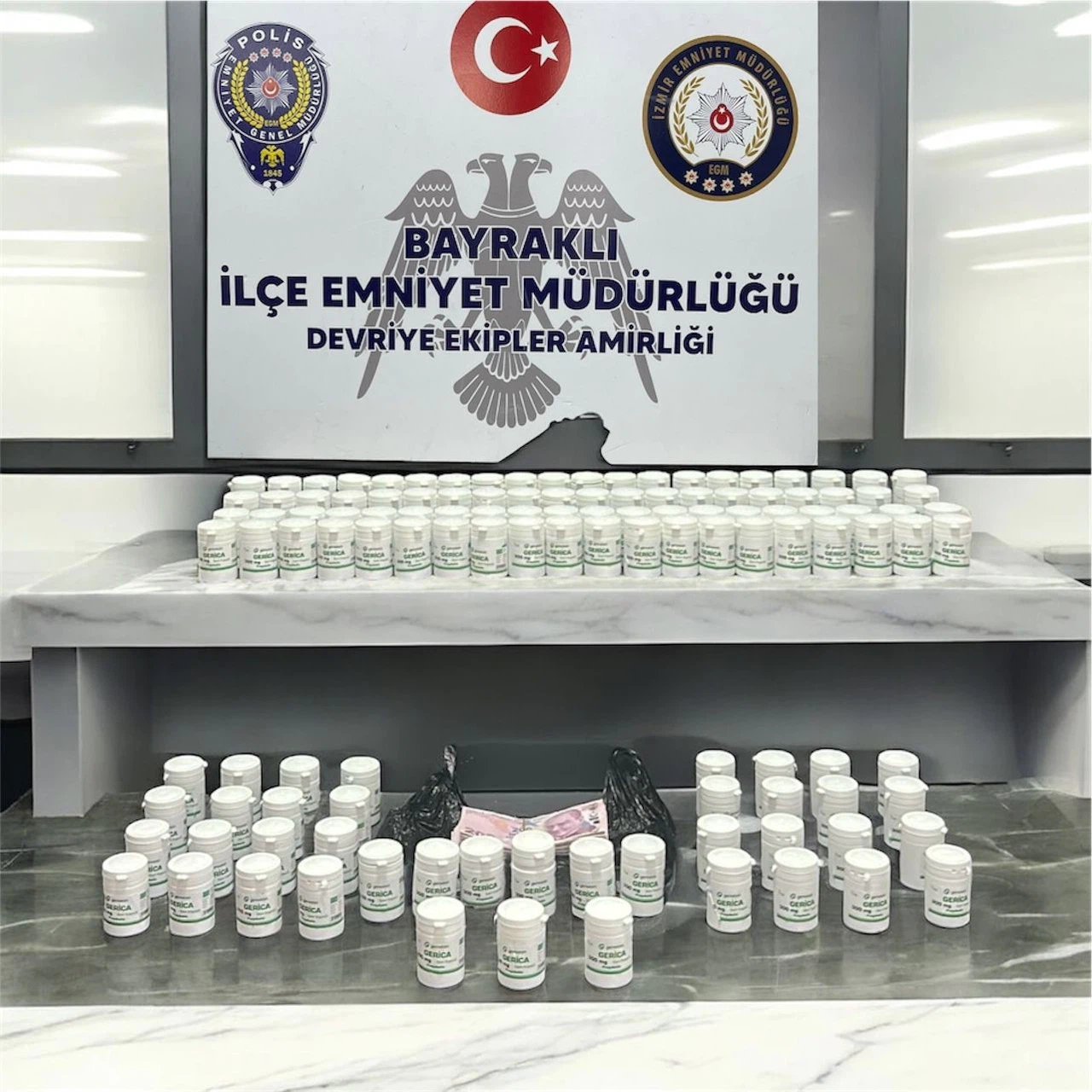 Bayraklı’da nefes kesen baskın: Aranan şüpheliler haplarla yakalandı